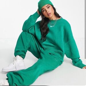 Nike sweatsuit Women’s. Sweatshirt size L and pants size S